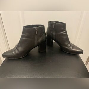 Rockport women’s black, size 8 leather boots from the Total Motion Collection